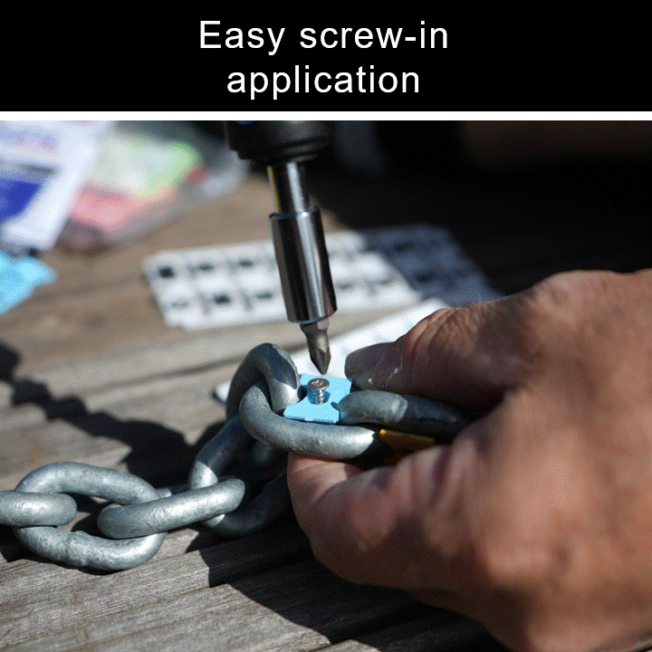 Animation showing an Anchoright marker being closed around a chain link and screwed into place